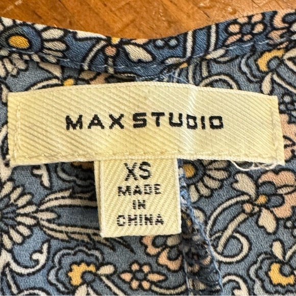 Max Studio Blouse XS Blue White Floral Ruffle Cap Sleeves Button Detailed Shirt - Picture 13 of 15